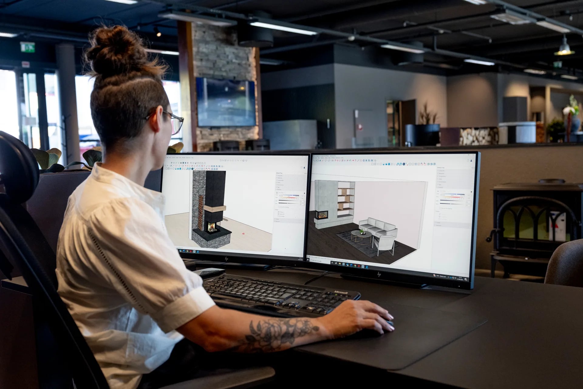 Rådgiver lager 3D-tegning av peis og rom på skjerm