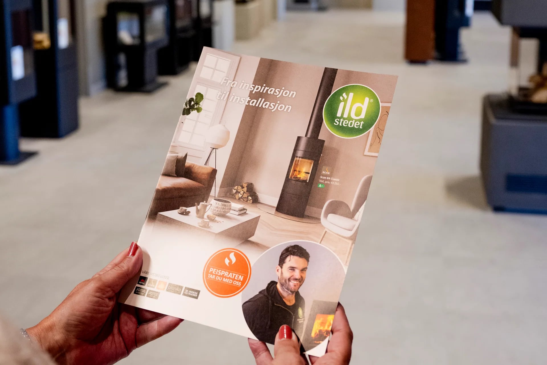 Dokumentasjon og Ildstedet-brosjyre i butikken