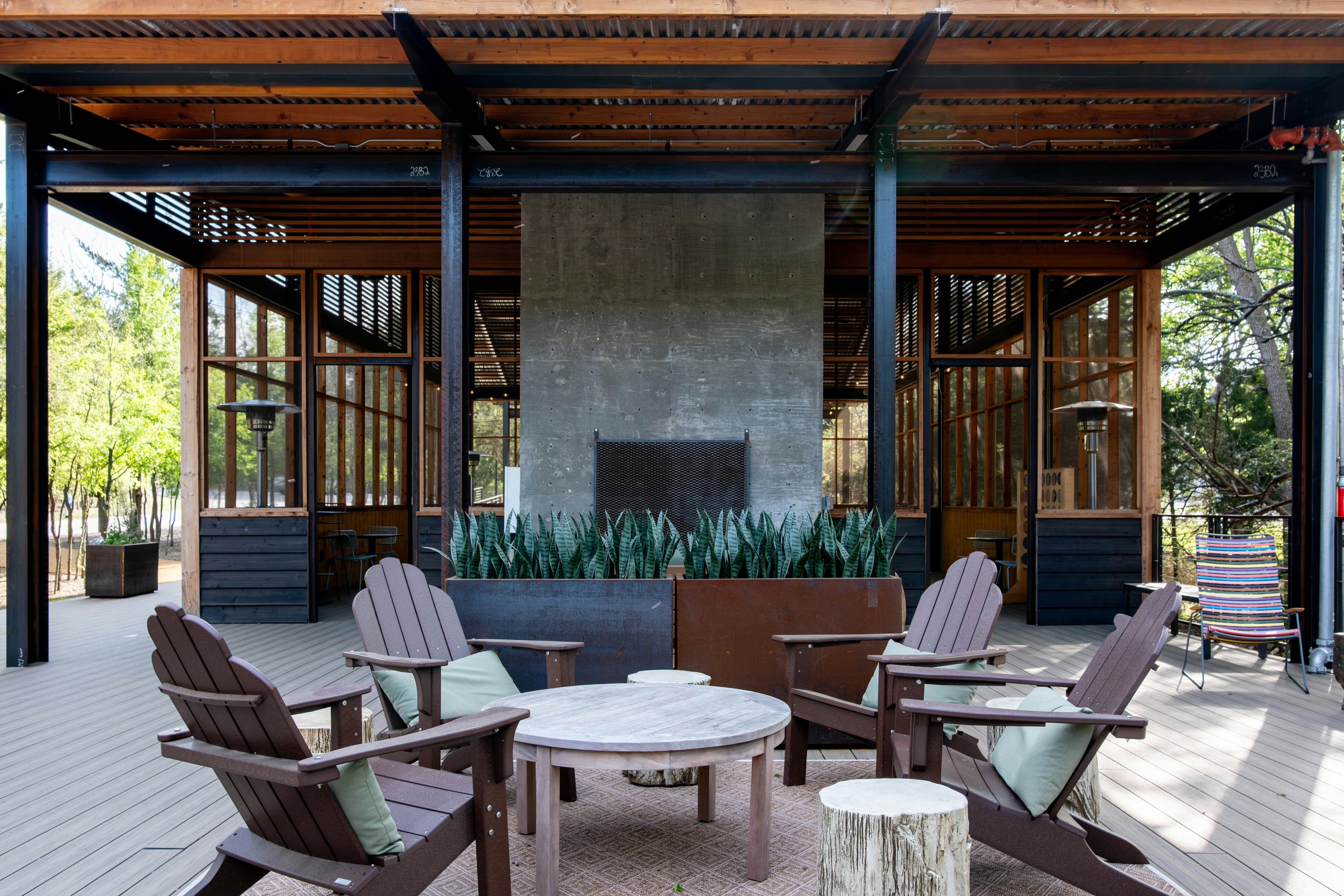 Moderne terrasse med utepeis og loungemøbler