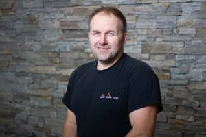 Portrett av Robert Peetsalu, montering og installasjon hos Stavanger Varmesenter