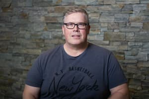 Portrett av Wilfred Johnsen, montering og installasjon hos Stavanger Varmesenter