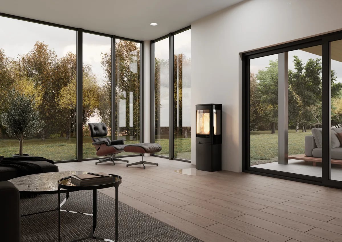 Nærbilde av Nordpeis Duo 4 som viser flammene gjennom sideglasset